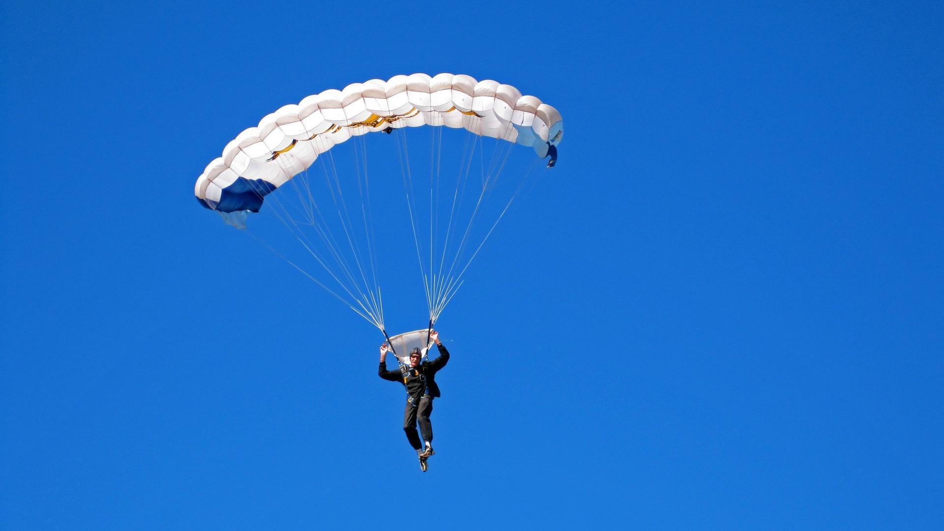 欧冠八强首回合：多特3比3那不勒斯 七球对攻战上演“互爆防线之夜”